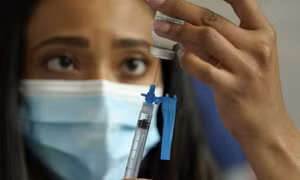 Liều thứ ba vaccine Moderna giúp tăng phản ứng miễn dịch