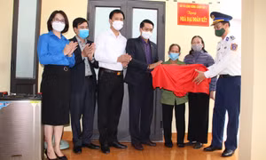 Bàn giao nhà “Đại đoàn kết” cho cựu thanh niên xung phong khó khăn tại Quảng Yên