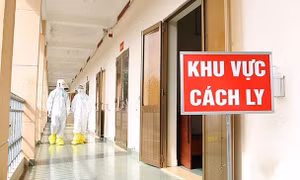 Đón con trai đang cách ly tập trung về nhà "làm vía", Bí thư xã bị đình chỉ công tác