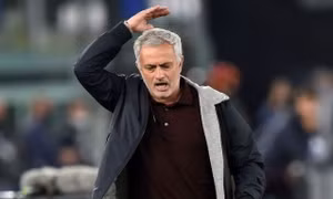 Mourinho nhận thẻ đỏ trong trận hòa của Roma