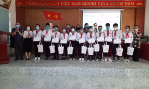 Trao 170 suất học bổng cho trẻ em có hoàn cảnh khó khăn