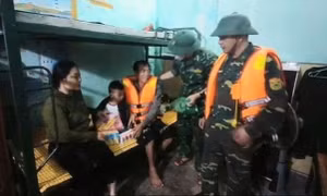Cứu nạn kịp thời 3 người dân trên tàu cá bị chìm trên biển
