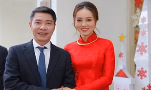 NSND Công Lý xuất viện, vợ trẻ làm rõ những tin đồn thất thiệt