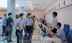 Chủ tịch UBND tỉnh Nguyễn Tường Văn làm việc với Trung tâm Phục vụ Hành chính công tỉnh