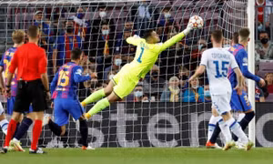 Pique kéo Barca ra xa 'cửa tử' Champions League