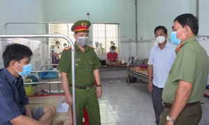 Tạm giữ đối tượng đập phá khu cách ly, đâm 2 cán bộ công an
