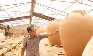 Người "giữ lửa" nghề gốm Vĩnh Hồng