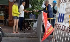 Không đeo khẩu trang, một bí thư phường ở Hà Nội bị phạt 2 triệu đồng