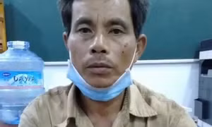 Người đàn ông chửi bởi, đấm, kẹp cổ cán bộ chống dịch khi bị nhắc nhở