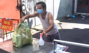 Mọi người cứ thắc mắc, sao ở nhà mà lại bị nhiễm Covid-19?