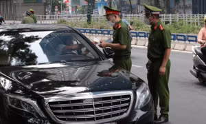 Ngày đầu Hà Nội siết lý do ra đường, nhiều chốt kiểm dịch ùn tắc