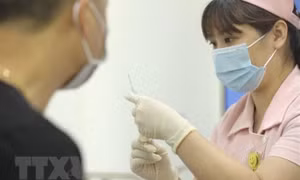 Bộ Y tế kiểm tra việc thử nghiệm lâm sàng giai đoạn 2 vaccine COVIVAC