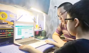 Phụ huynh phát hoảng trước thời khoá biểu học online 6 tiết/ngày của trẻ lớp 1
