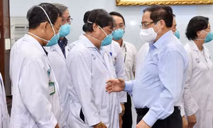 Triển khai ngay phương án điều động, chi viện nhân lực y tế cho các địa phương đang có nhiều ca lây nhiễm, bệnh nặng