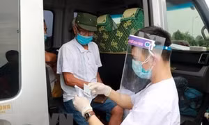 Tiêm vaccine cho lái xe vận tải nhằm giảm ùn tắc hàng hoá