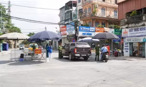 Hà Nội: Bắt kẻ cầm kiếm đuổi đánh cán bộ chốt kiểm soát