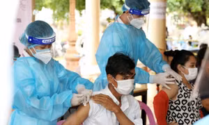 Campuchia sẽ tiêm vaccine COVID-19 mũi thứ ba cho lực lượng tuyến đầu