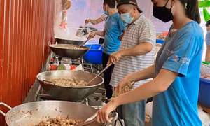Đón sinh nhật, Hoa hậu Tiểu Vy nấu ăn phục vụ đội ngũ tuyến đầu chống dịch