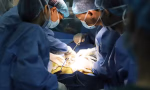 Lần đầu tiên ở VN: Ghép gan cứu bé gái ung thư gan giai đoạn cuối
