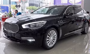 Xe sang ế ẩm, mất giá hơn 500 triệu đồng, 'mua 1 tặng 1'