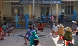 Tạm đình chỉ 1 chủ tịch phường vì để tập trung quá đông khi xét nghiệm