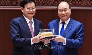 Chủ tịch nước Nguyễn Xuân Phúc và Tổng Bí thư, Chủ tịch nước Lào Thongloun Sisoulith dự Lễ trao tặng công trình Nhà Quốc hội Lào