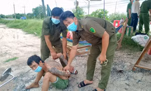 Ngáo đá cầm dao gây rối tại chốt kiểm soát dịch