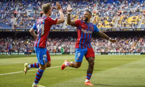 Depay lại cứu Barca