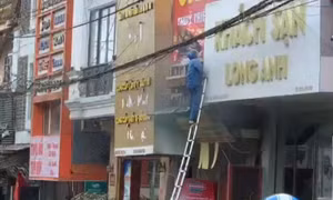 Khoảnh khắc cứu 2 cháu bé thoát nạn trong vụ cháy nổ cửa hàng gas ở Sa Pa