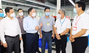 Đồng chí Bí thư Tỉnh ủy kiểm tra công tác phòng dịch và hoạt động sản xuất tại KCN Việt Hưng