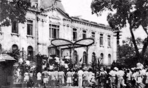 Lãnh tụ thiên tài Hồ Chí Minh và thắng lợi của Cách mạng Tháng Tám
