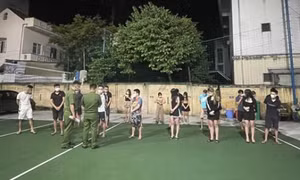 23 nam, nữ tụ tập trong một phòng nghỉ