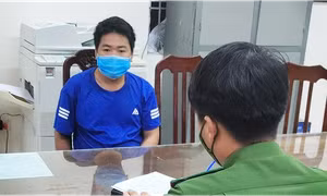 Dùng dao, kéo đâm công an rồi 'nằm ăn vạ', vu khống công an đánh người