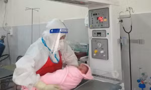 Bé trai chào đời an toàn trong Bệnh viện điều trị COVID-19