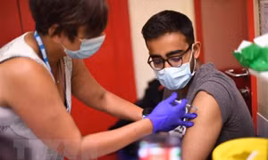 Mũi tiêm vaccine thứ 3 của Pfizer có tác dụng phụ tương tự mũi thứ 2