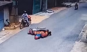 Thanh niên đầu trần đi xe máy kiểu "xé gió" gây TNGT