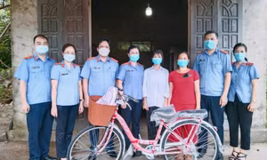 Viện KSND tỉnh trao học bổng đỡ đầu học sinh có hoàn cảnh khó khăn tại Ba Chẽ