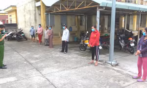 Con gái rủ 6 người đến nhà cha tụ tập đánh bạc giữa mùa dịch