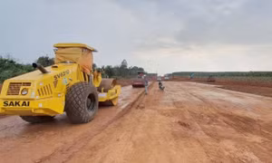 Bộ GTVT yêu cầu bổ sung “luồng xanh” vận chuyển thiết bị làm đường cao tốc