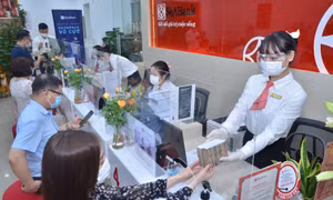 ‘Làn sóng’ hạ lãi suất và giảm phí