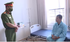 Cứu 5 người mắc kẹt trong đám cháy, 2 chiến sĩ PCCC bị hôn mê