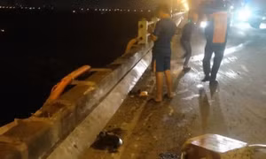 Ôtô tông gãy lan can cầu Thanh Trì rồi lao xuống sông Hồng