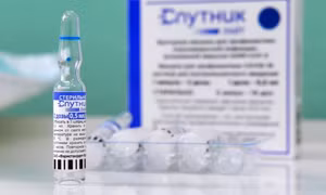 Vaccine xịt mũi của Nga chống lại tất cả các chủng virus SARS-CoV-2 