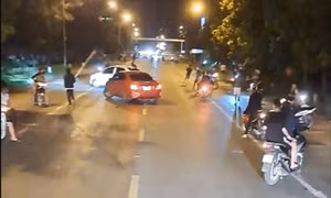 Kinh hoàng vụ hỗn chiến trong đêm giữa hai nhóm thanh niên ở Hà Nội