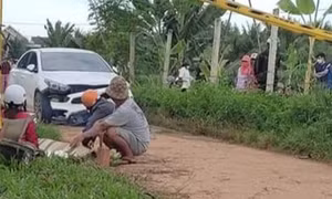 Thấy 3 người đi xe máy ngáng đường, tài xế xe hơi tông thẳng làm 2 người chết