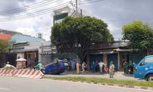 Ô tô lật phơi bụng trên đường, nữ tài xế kêu cứu giữa trưa