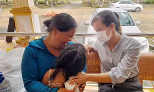 Bé gái 7 tuổi bị cha dượng và mẹ ruột bạo hành đã được cha ruột đón về quê