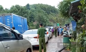 Truy tìm đối tượng cầm dao truy sát nhà vợ làm 4 người thương vong