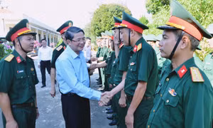 Phó Chủ tịch Quốc hội thăm, tặng quà một số đơn vị, gia đình chính sách tại huyện Cô Tô