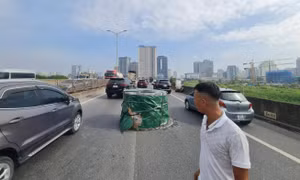 Xe tải làm rơi cuộn thép ở vành đai 3: Tài xế có thể bị phạt thế nào?